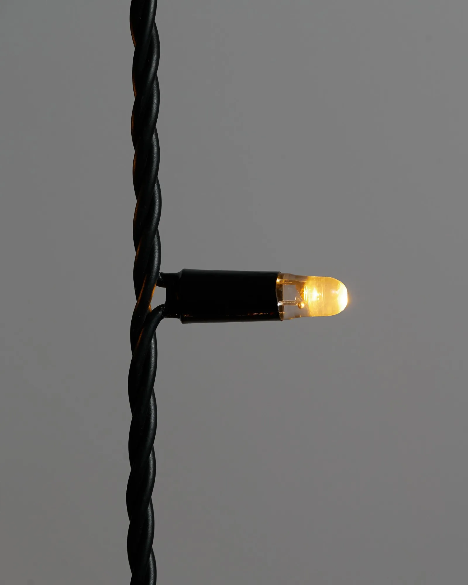 Гирлянда Занавес INOXHUB 2х6м, мерцающий, 600 LED, 220В, IP65, черная резина 2.3мм, ТЁПЛЫЙ БЕЛЫЙ фото Иноксхаб