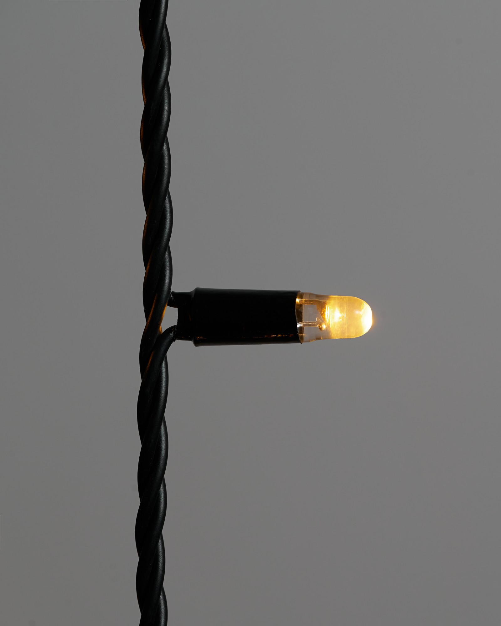 Гирлянда Бахрома INOXHUB 3х0.6м, мерцающая с конденсатором, 108 LED, 220В, IP65, чёрная резина 3.3мм, ТЁПЛАЯ БЕЛАЯ фото Иноксхаб