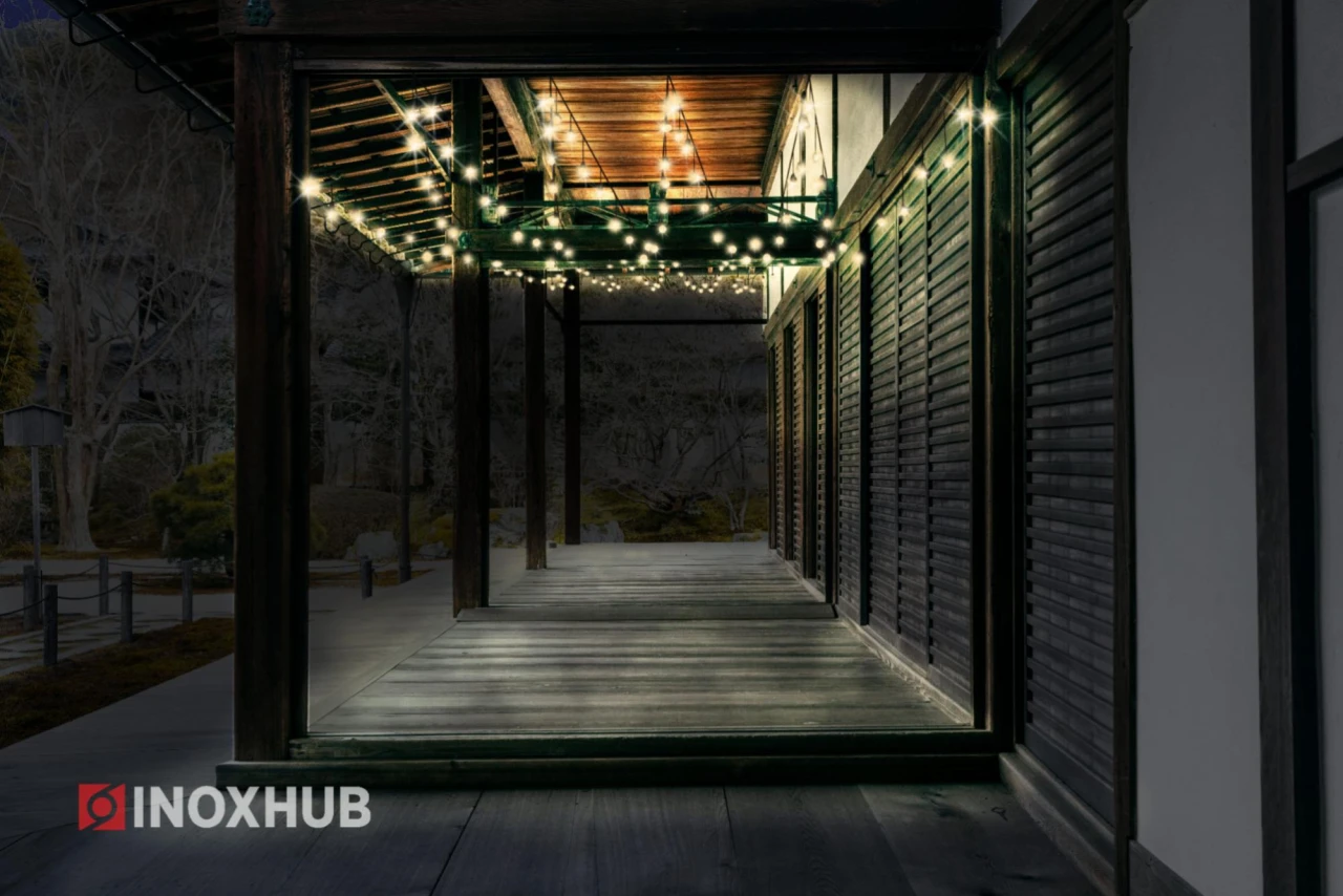 Гирлянда Стрит-Лофт INOXHUB 10м, 20 ламп, 220В, IP65, чёрная резина 3.3мм, ТЁПЛЫЙ БЕЛЫЙ фото Иноксхаб