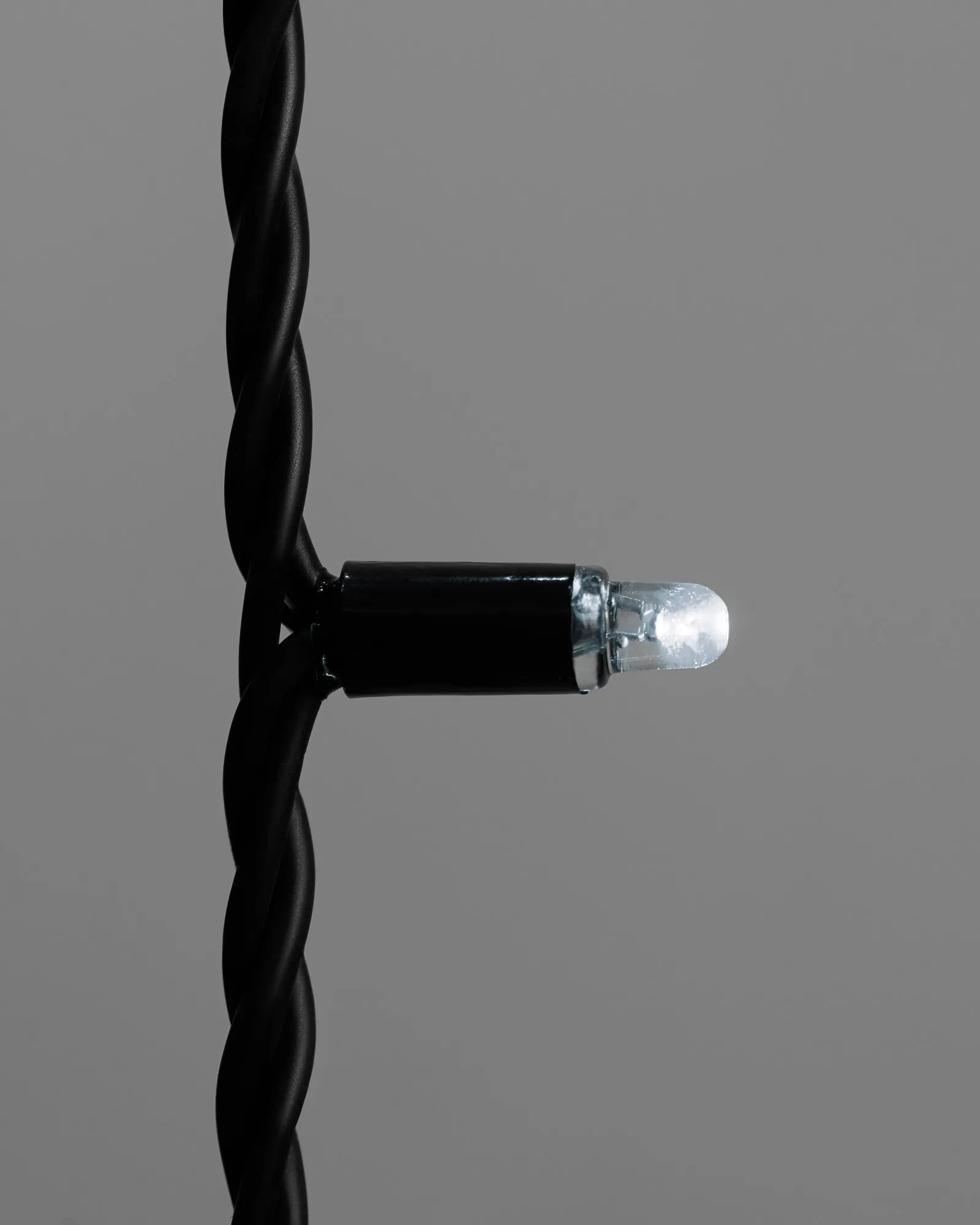 Светодиодная гирлянда INOXHUB Нить 10м, 100 LED, соединяемая, 24В, IP65, чёрный резиновый провод 3.3мм, БЕЛАЯ фото Иноксхаб